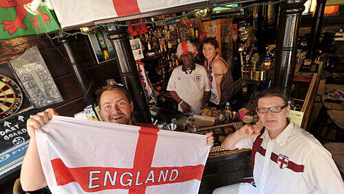 „We’ll beat the Krauts“, meinen Tom, George, Maria und Phil (v.li.): Ihr Pub in der Bindergasse jedenfalls ist ein Stückchen England mitten in Nürnberg. „We’ll beat the Krauts“, meinen Tom, George, Maria und Phil (v.li.): Ihr Pub in der Bindergasse jedenfalls ist ein Stückchen England mitten in Nürnberg.