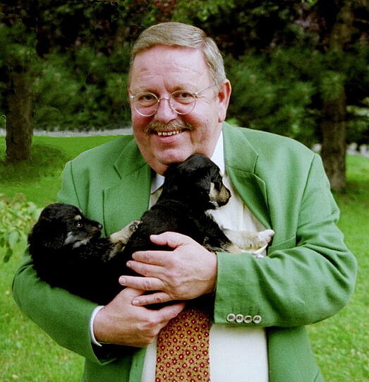 Der Münchner Bundestagsabgeordnete Herbert Frankenhauser (CSU) beim Besuch im Tierheim.