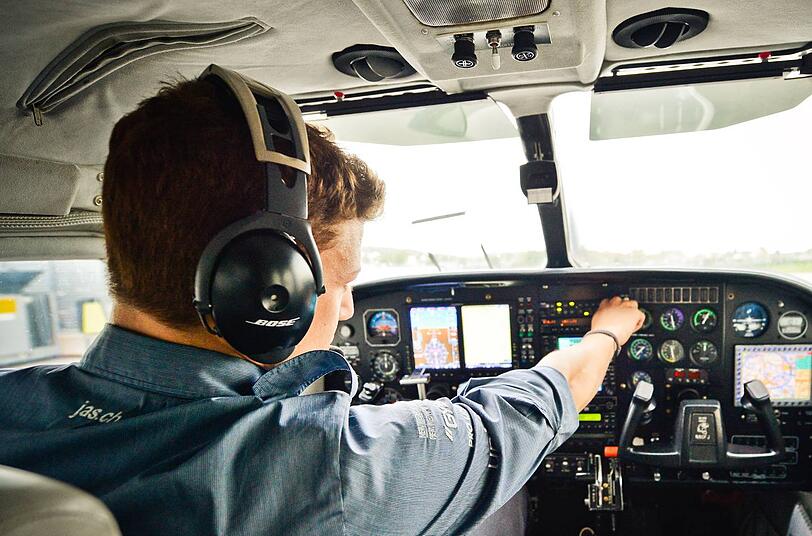 Der Jungpilot fliegt allein. Schon mit 11 Jahren durfte er bei seinem Vater, ein begeisterter Segelflieger, mitfliegen.