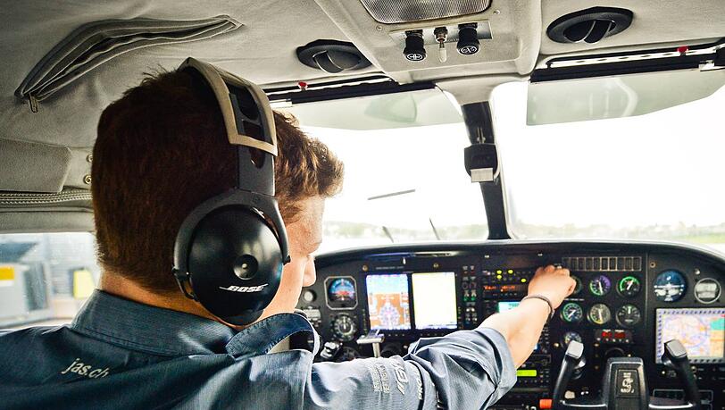 Der Jungpilot fliegt allein. Schon mit 11 Jahren durfte er bei seinem Vater, ein begeisterter Segelflieger, mitfliegen. Der Jungpilot fliegt allein. Schon mit 11 Jahren durfte er bei seinem Vater, ein begeisterter Segelflieger, mitfliegen.