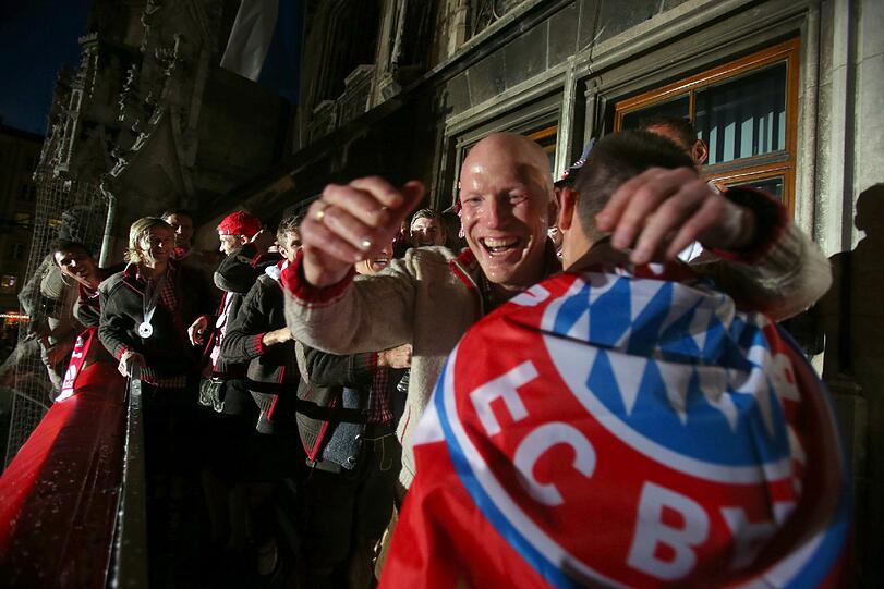 MATTHIAS SAMMER, Note 2: 
Hatte sich den Sechser aus der Dusch-Wertung zu Herzen genommen und die satte Dreifach-Dusche, die auf dem Balkon über seinem kahlen Haupt niederging, mit seinem strahlendsten Lächeln genommen wie ein Mann. Geht doch!