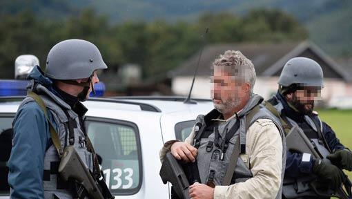 Dramatische Stunden in Annaberg (Österreich). Polizeieinsatz rund um den Bauernhof, in dem sich der Geiselnehmer verschanzt hat. Dramatische Stunden in Annaberg (Österreich). Polizeieinsatz rund um den Bauernhof, in dem sich der Geiselnehmer verschanzt hat.