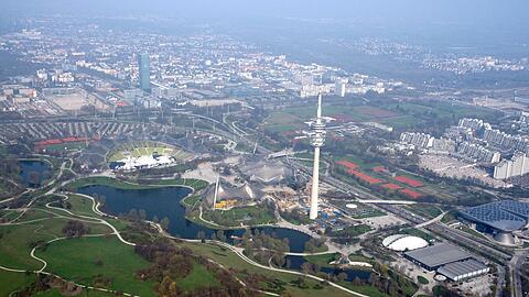Die Eissporthalle (links am Bildrand neben dem Olympiaturm) soll 2018 abgerissen werden. Hier könnte, gegenüber der BMW Welt auf der anderen Seite des Mittleren Rings, ein neuer Konzertsaal entstehen. Der Olympiapark würde dadurch zu einem Kulturzentrum für musikalische Richtungen aller Art.