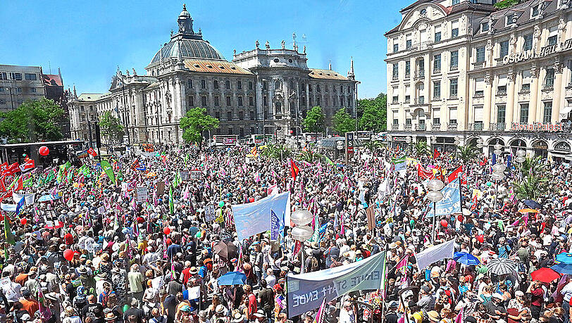 G7-Gegner am Stachus: Von hier aus führt die Demonstration über den Altstadtring bis zum Odeonsplatz. G7-Gegner am Stachus: Von hier aus führt die Demonstration über den Altstadtring bis zum Odeonsplatz.
