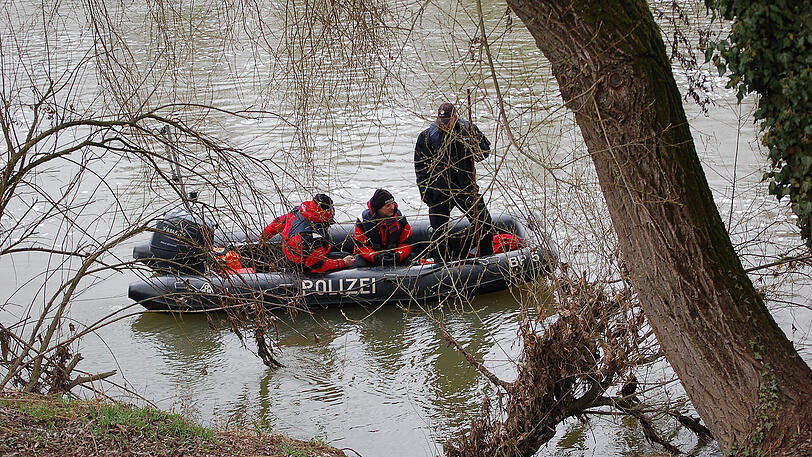 Bilder vom Donnerstag: Einsatzkräfte suchen die Donau nach der vermissten Studentin Malina ab.
