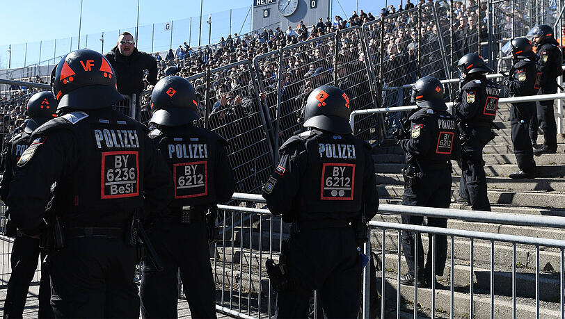 Sollen auch am Wochenende für Sicherheit sorgen: Polizeibeamte im Grünwalder Stadion.