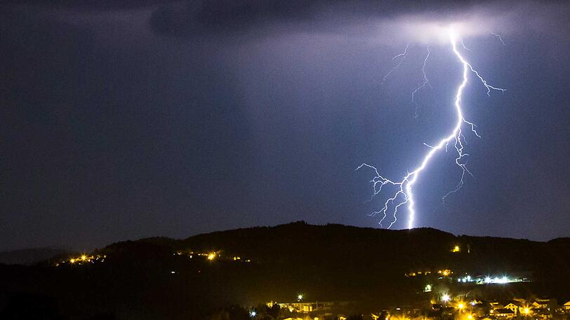 ... über dem bayerischen Wald verstärkte sich das Unwetter und bot ein Naturschauspiel der besonderen Art.