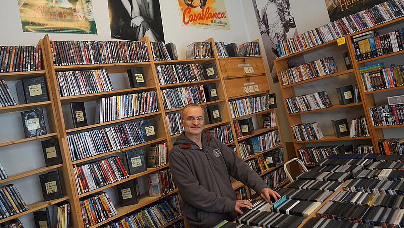 Gebrauchte DVDs, Filmposter und Autogramme in Hülle und Fülle gibt es in Dieter Hofmanns Laden "Film Oldies" – und das schon seit über 20 Jahren. Gebrauchte DVDs, Filmposter und Autogramme in Hülle und Fülle gibt es in Dieter Hofmanns Laden "Film Oldies" – und das schon seit über 20 Jahren.