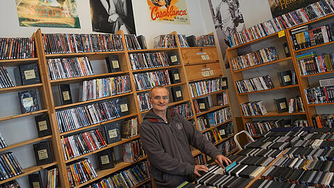Gebrauchte DVDs, Filmposter und Autogramme in Hülle und Fülle gibt es in Dieter Hofmanns Laden "Film Oldies" &ndash; und das schon seit über 20 Jahren.