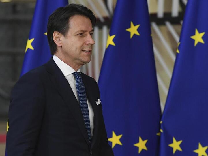 Italiens Ministerpräsident Giuseppe Conte droht mit Rücktritt.