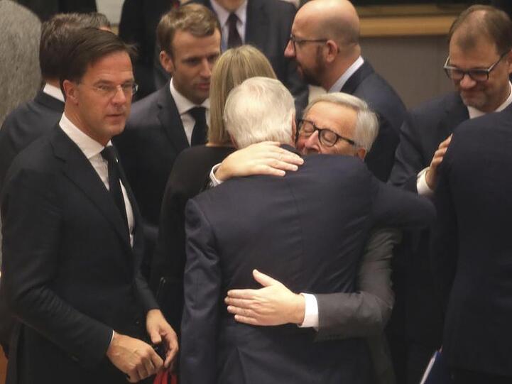 EU-Kommissionspräsident Jean-Claude Juncker (r), und Michel Barnier, Chefunterhändler der Europäischen Union für den Brexit, begrüßen sich vor dem EU-Gipfel.