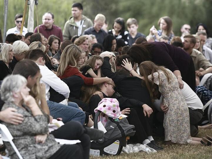 Angehörige und Freunde nehmen an der Beerdigung der getöteten Mormonenfamilienmitglieder in Mexiko teil.