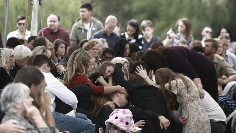 Angehörige und Freunde nehmen an der Beerdigung der getöteten Mormonenfamilienmitglieder in Mexiko teil. Angehörige und Freunde nehmen an der Beerdigung der getöteten Mormonenfamilienmitglieder in Mexiko teil.