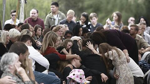 Angehörige und Freunde nehmen an der Beerdigung der getöteten Mormonenfamilienmitglieder in Mexiko teil.
