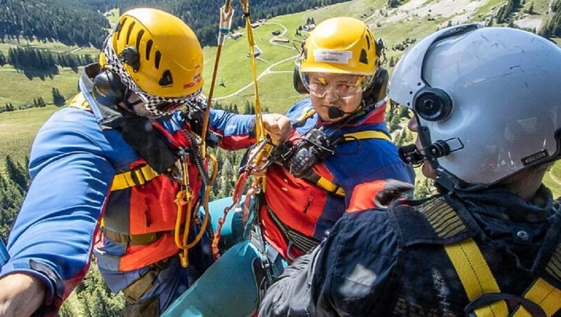 Spezialeinsatz auch in den Bergen: Die ADAC Luftrettung trainiert am Sudelfeld den Einsatz der Rettungswinde unter Corona-Bedingungen. Spezialeinsatz auch in den Bergen: Die ADAC Luftrettung trainiert am Sudelfeld den Einsatz der Rettungswinde unter Corona-Bedingungen.
