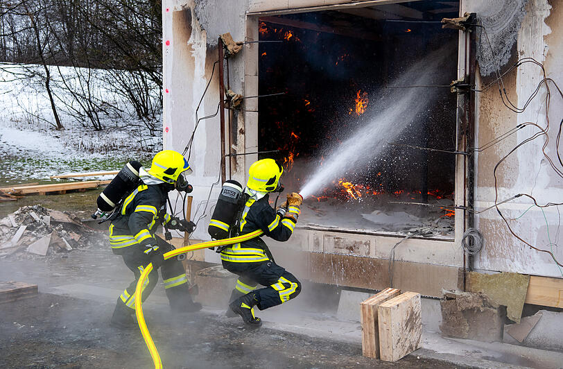 Die Werksfeuerfeuerwehr der Technischen Universität München löschen nach dem Großbrandversuch das Feuer. Versuche in dieser Größenordnung gibt es nur selten.