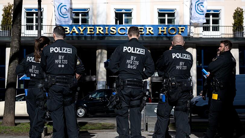 Polizisten stehen vor dem Hotel Bayerischer Hof, dem Austragungsort der 59. Münchner Sicherheitskonferenz (MSC).