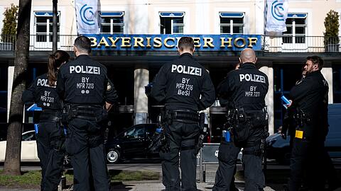 Polizisten stehen vor dem Hotel Bayerischer Hof, dem Austragungsort der 59. Münchner Sicherheitskonferenz (MSC).