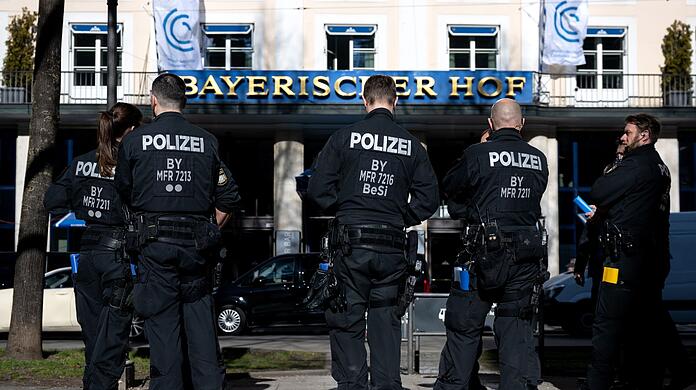 Polizisten stehen vor dem Hotel Bayerischer Hof, dem Austragungsort der 59. Münchner Sicherheitskonferenz (MSC).