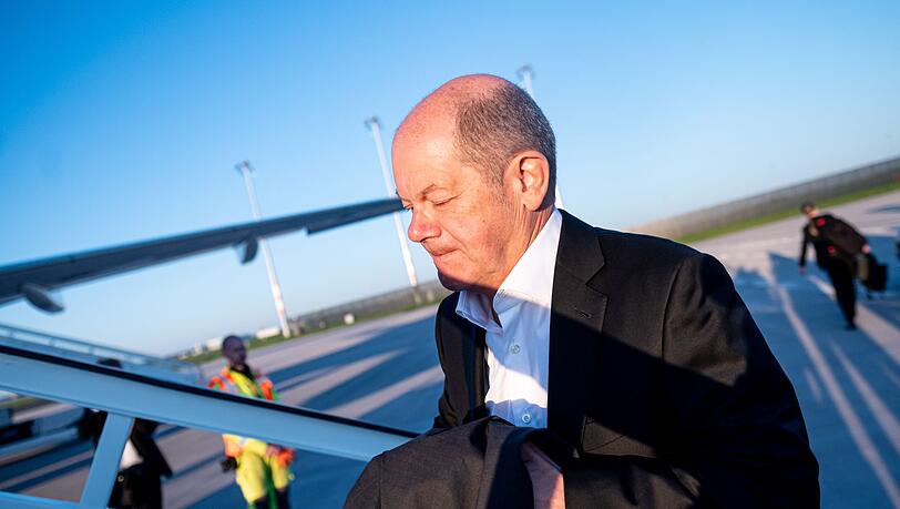 Olaf Scholz traf bei der Trauerfeier für den Papst Donald Trump.