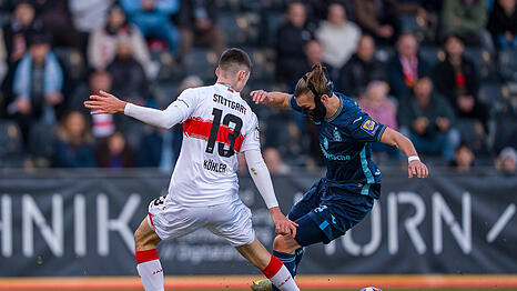 Sigurd Haugen im Duell mit Stuttgarts Tim K&ouml;hler.