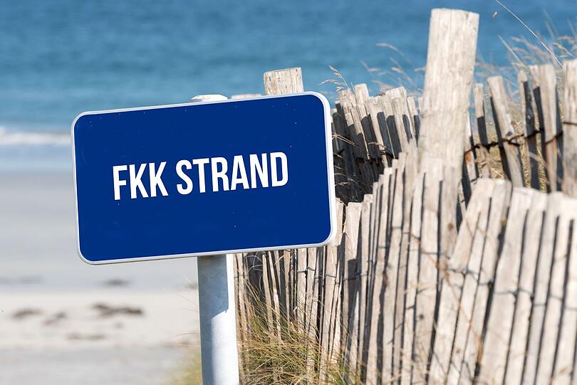 An deutschen Str&auml;nden ist meist alles erlaubt - ob Bikini, Badeanzug oder auch mal "oben ohne". Das ist aber nicht &uuml;berall so. Besonders das Nacktbaden ist in vielen L&auml;ndern tabu. In der T&uuml;rkei, &Auml;gypten oder Italien ist FKK in der &Ouml;ffentlichkeit verboten und kann sogar bestraft werden. Wer trotzdem nackt baden m&ouml;chte, sollte auf ausgewiesene FKK-Str&auml;nde ausweichen. Dort ist das Entkleiden ausdr&uuml;cklich gestattet und Sie k&ouml;nnen ungest&ouml;rt die Sonne genie&szlig;en