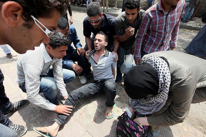 Drei Wochen vor der Präsidentenwahl in Ägypten sind bei Zusammenstößen zwischen Schlägertrupps und Demonstranten in Kairo mindestens elf Menschen getötet worden. Soldaten und Polizisten griffen mehrere Stunden lang nicht ein, obwohl die blutigen Ausschreitungen in direkter Nähe des Verteidigungsministeriums stattfanden, berichteten Augenzeugen am Mittwoch. Die Bilder aus Kairo.