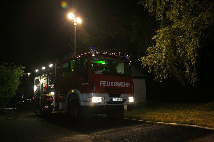 Drei Menschen verletzten sich leicht, als sie versuchten den Brand zu löschen. Mehrere Pferde auf einer nahe gelegenen Koppel mussten in Sicherheit gebracht werden.