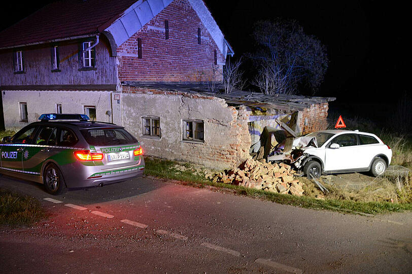 Der Mann krachte mit seinem Auto in ein unbewohntes Haus