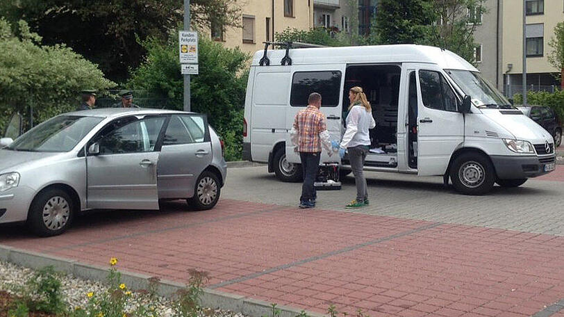 Das Fluchtfahrzeug des Westend-Entführers wird auf Spuren untersucht.