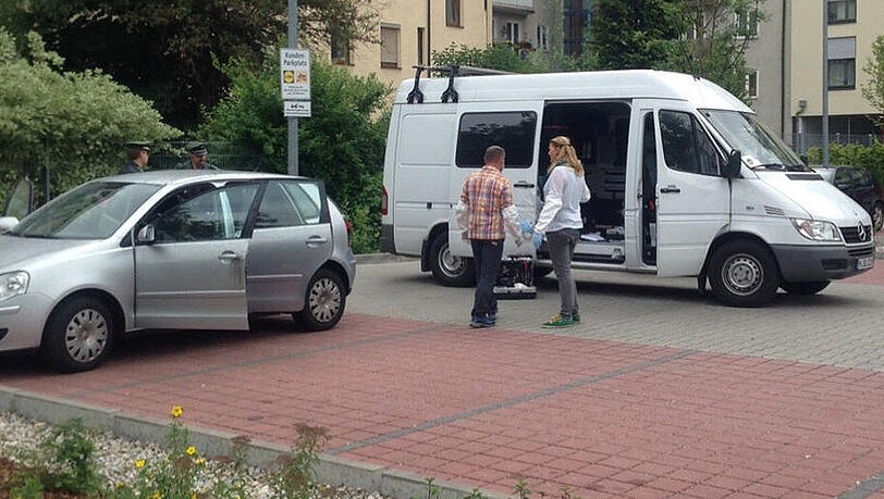 Das Fluchtfahrzeug des Westend-Entführers wird auf Spuren untersucht. Das Fluchtfahrzeug des Westend-Entführers wird auf Spuren untersucht.