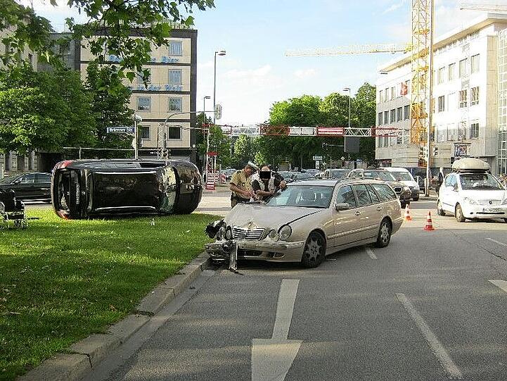 Der Skoda (links) hat sich überschlagen, das Auto wird auf den Grünstreifen geschleudert.