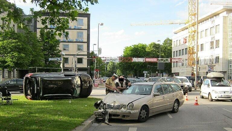 Der Skoda (links) hat sich überschlagen, das Auto wird auf den Grünstreifen geschleudert. Der Skoda (links) hat sich überschlagen, das Auto wird auf den Grünstreifen geschleudert.
