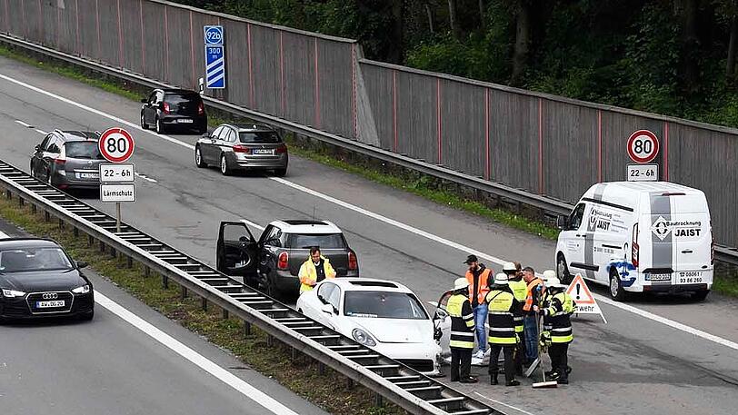 Der Verkehr wurde langsam auf der Standspur an der Unfallstelle vorbeigeleitet. Der Rückstau reichte etwa zwei Kilometer weit bis zum Autobahnbeginn in München-Ramersdorf.