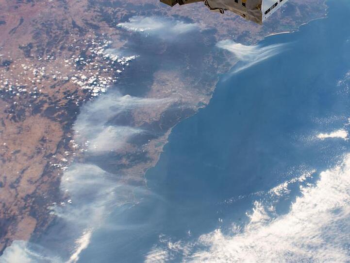 Ein von der Internationalen Raumstation ISS am 3.1. aufgenommenes Foto zeigt die Waldbrände in der Region um Sydney, deren Rauschwaden bis in die Tasmanische See ziehen.