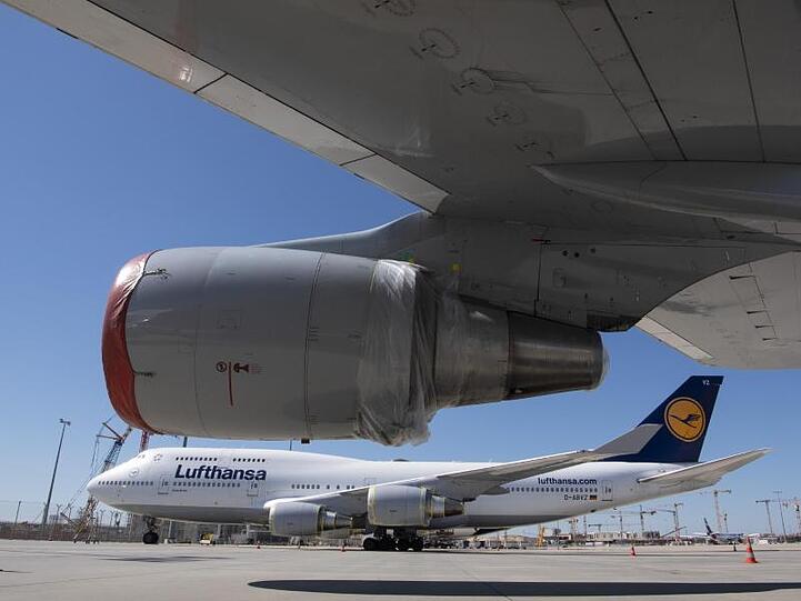 Maschinen der Lufthansa stehen mit abgedeckten Turbinen auf dem Frankfurter Flughafen.