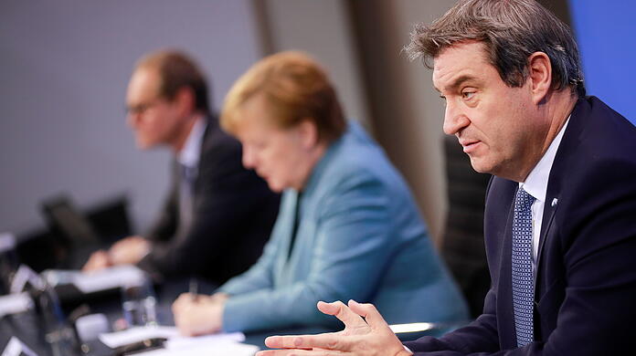 Markus Söder (CSU) (r-l) neben Bundeskanzlerin Angela Merkel (CDU) und Berlins regierendem Bürgermeister Michael Müller (SPD) bei der  Pressekonferenz nach dem Impfgipfel.