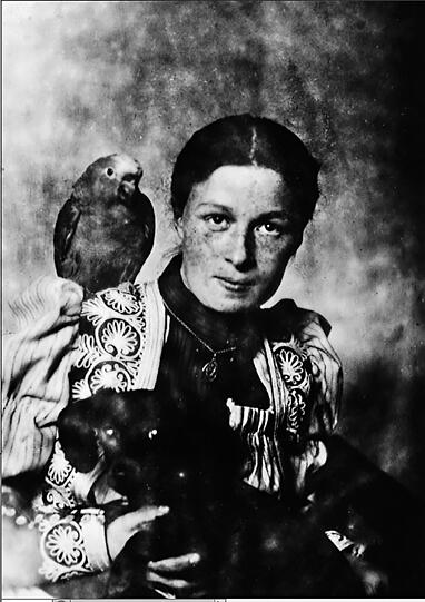 Tierlieb war die Frauenrechtlerin Ellen Ammann auch. So ließ sie sich 1892 ablichten: mit Papagei und Dackel.