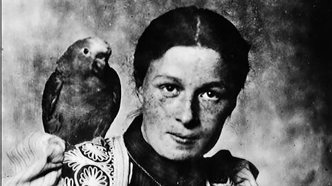 Tierlieb war die Frauenrechtlerin Ellen Ammann auch. So ließ sie sich 1892 ablichten: mit Papagei und Dackel.