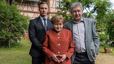 Personenschützer Mike (Tim Kalkhof), Angela Merkel (Katharina Thalbach), Ehemann Joachim Sauer (Thorsten Merten) in der RTL-Produktion "Miss Merkel".