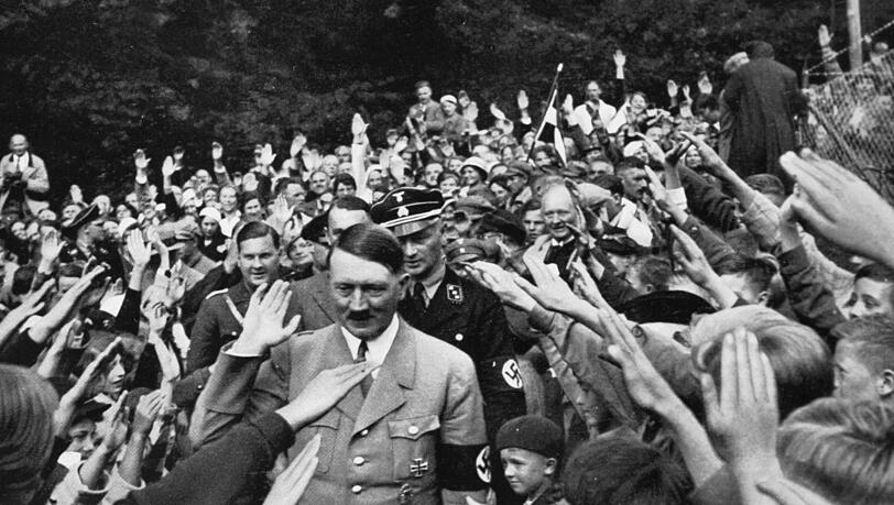 Hitler umringt von Anhängern vor seinem Berghof auf dem Obersalzberg bei Berchtesgaden. Hitler umringt von Anhängern vor seinem Berghof auf dem Obersalzberg bei Berchtesgaden.