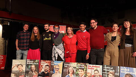Gute Laune bei den Stadtratskandidaten der Linken auf der Wahlparty im Werksviertel.
