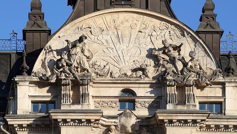 Was f&uuml;r eine prachtvolle Fassade: die Giebelfront vom Bernheimer Palais am Lenbachplatz im strahlenden Sonnenlicht.