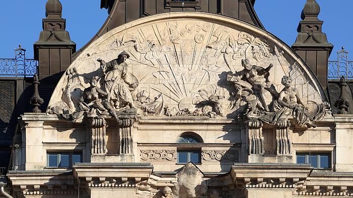 Was für eine prachtvolle Fassade: die Giebelfront vom Bernheimer Palais am Lenbachplatz im strahlenden Sonnenlicht. Was für eine prachtvolle Fassade: die Giebelfront vom Bernheimer Palais am Lenbachplatz im strahlenden Sonnenlicht.