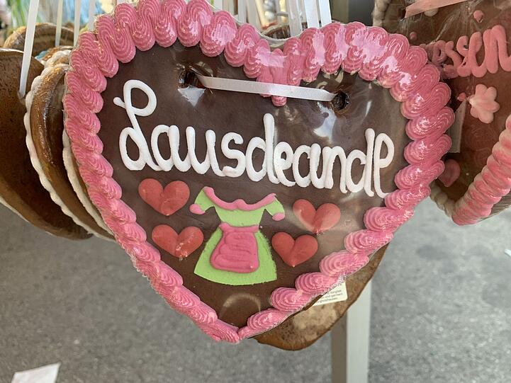 Natürlich gibt es auch das weibliche Pendant dazu. "Lausdeandl" ist eine Anspielung auf ein freches Mädchen, in Anlehnung an das Wort Lausbub. Natürlich gibt es auch das weibliche Pendant dazu. "Lausdeandl" ist eine Anspielung auf ein freches Mädchen, in Anlehnung an das Wort Lausbub.