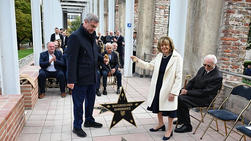 Bayerischer Ehrenweg: Markus S&ouml;der und Charlotte Knobloch enth&uuml;llen den ersten Stern.