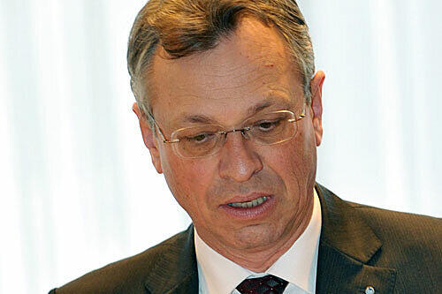 Unter Druck: Minister Siegfried Schneider am Mittwoch im Kabinett.