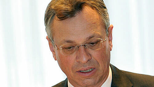 Unter Druck: Minister Siegfried Schneider am Mittwoch im Kabinett. Unter Druck: Minister Siegfried Schneider am Mittwoch im Kabinett.
