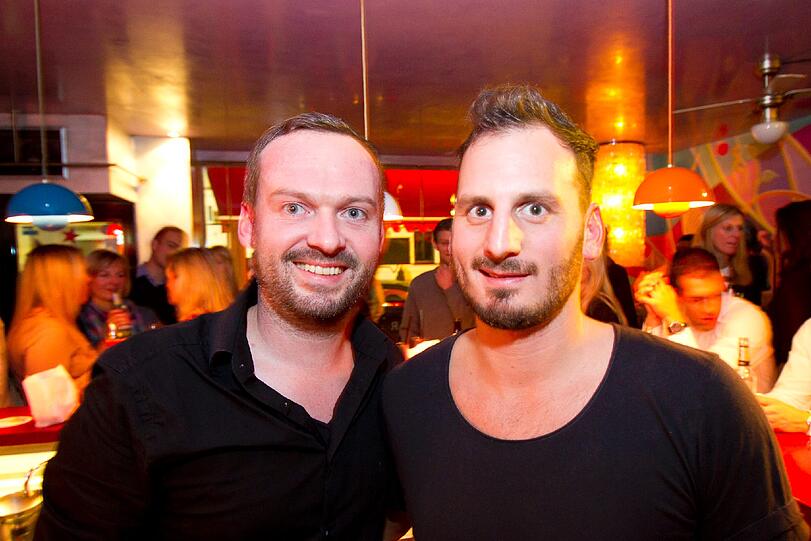Elias Lobewein (links) und Richard Neumann schenken die Drinks jetzt hinter der eigenen Bar aus.