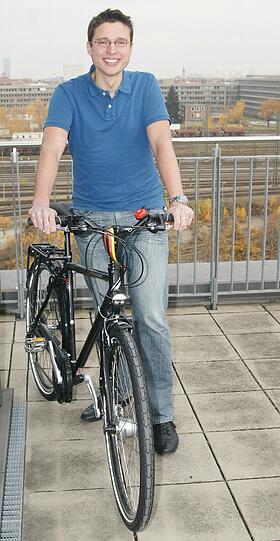 &bdquo;Das wird mein Sommerradl&ldquo;: Stramme 23 Kilometer radelt Michael Pfeiffer täglich zur Arbeit und zurück. Von Untermenzing muss er an den Frankfurter Ring, wo er bei der Vispiron AG als Teamleiter arbeitet.
Der passionierte Sportler fährt die Strecke bei jedem Wetter. Da kommt ihm das gewonnene Radl gerade recht: &bdquo;Das wird mein Sommerradl. Im Winter fahre ich mit meinem Alten. So muss ich die Spikes nicht mehr wechseln.&ldquo;